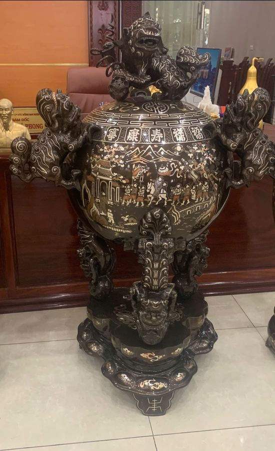 Lư hương cầu khảm tam khí nhìn từ góc nghiêng